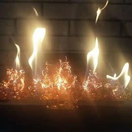 La chimenea de gas asombrosa registra las ascuas encendidas de la cama del fuego